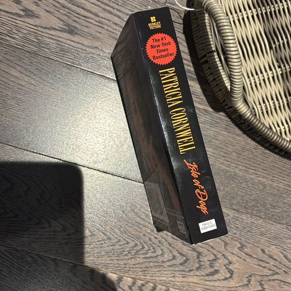 'Isle of Dogs' by Patricia Cornwell - Picture 5 of 8